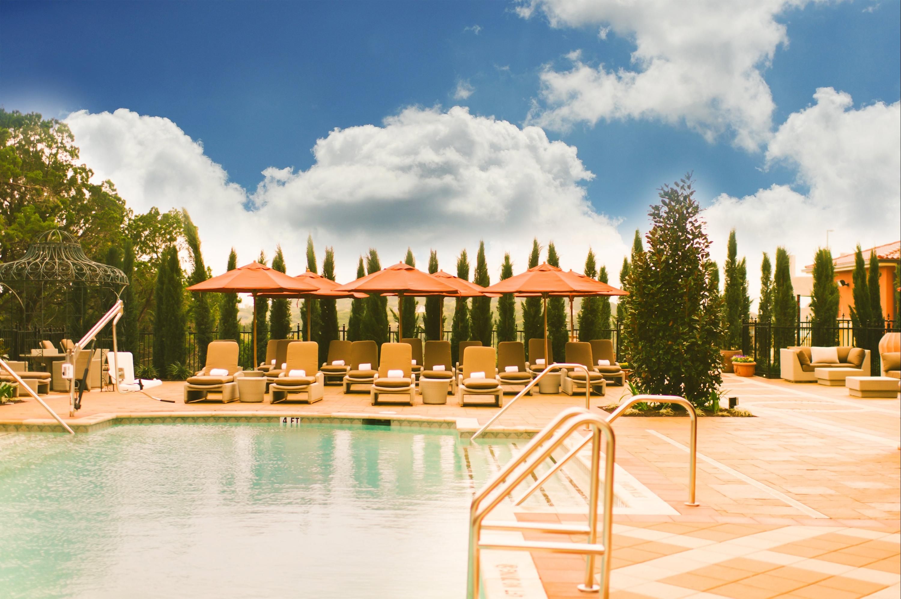 حوض السباحة