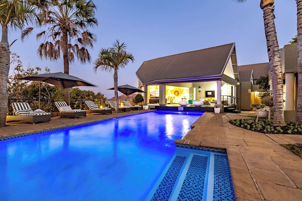 حوض السباحة