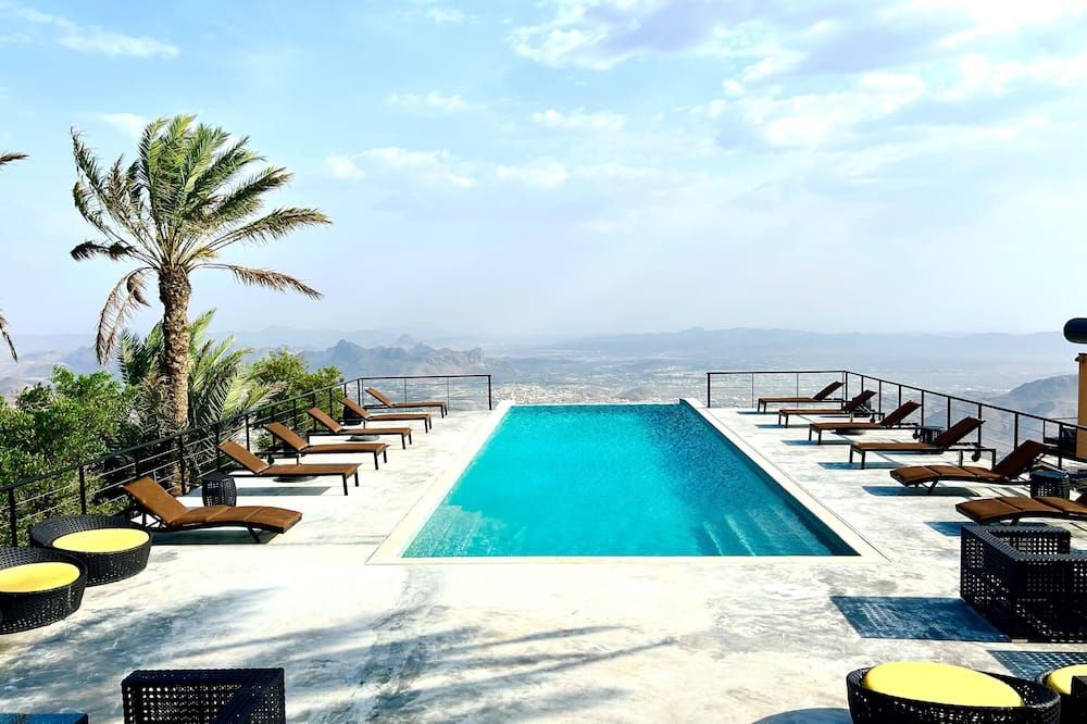 حوض السباحة