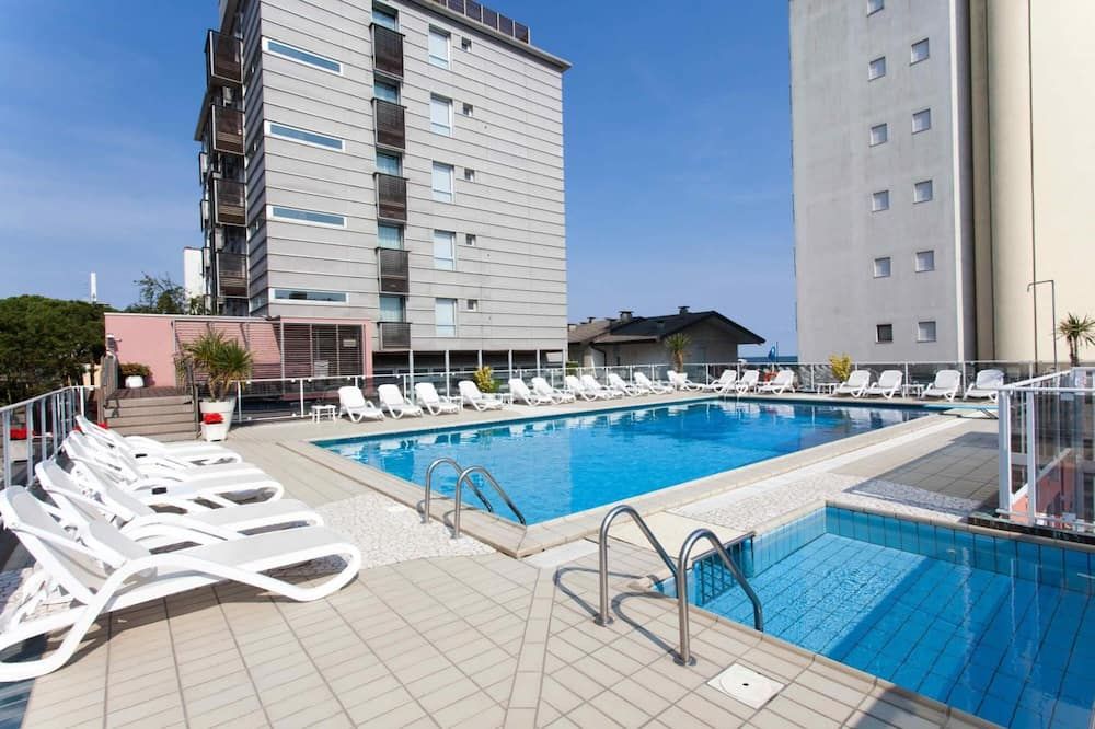 حوض السباحة