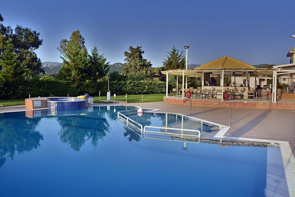 حوض السباحة