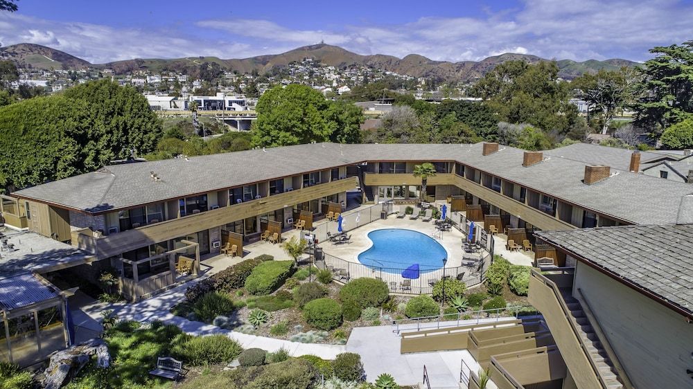 حوض السباحة