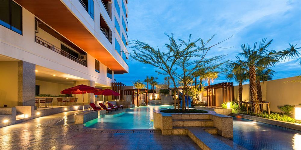 حوض السباحة