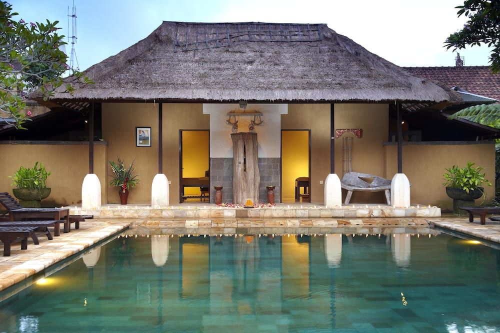 حوض السباحة