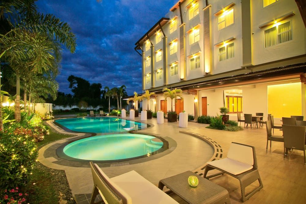 حوض السباحة