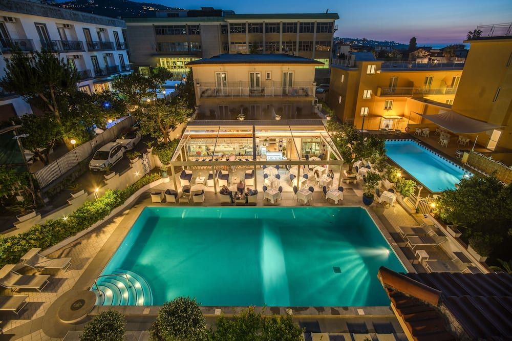 حوض السباحة صورة