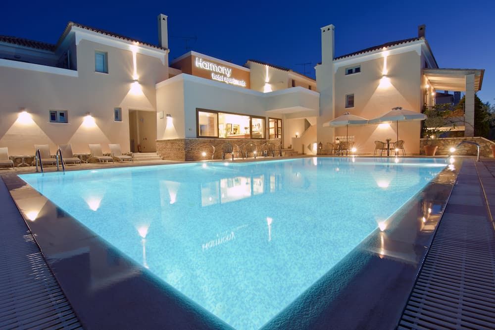 حوض السباحة