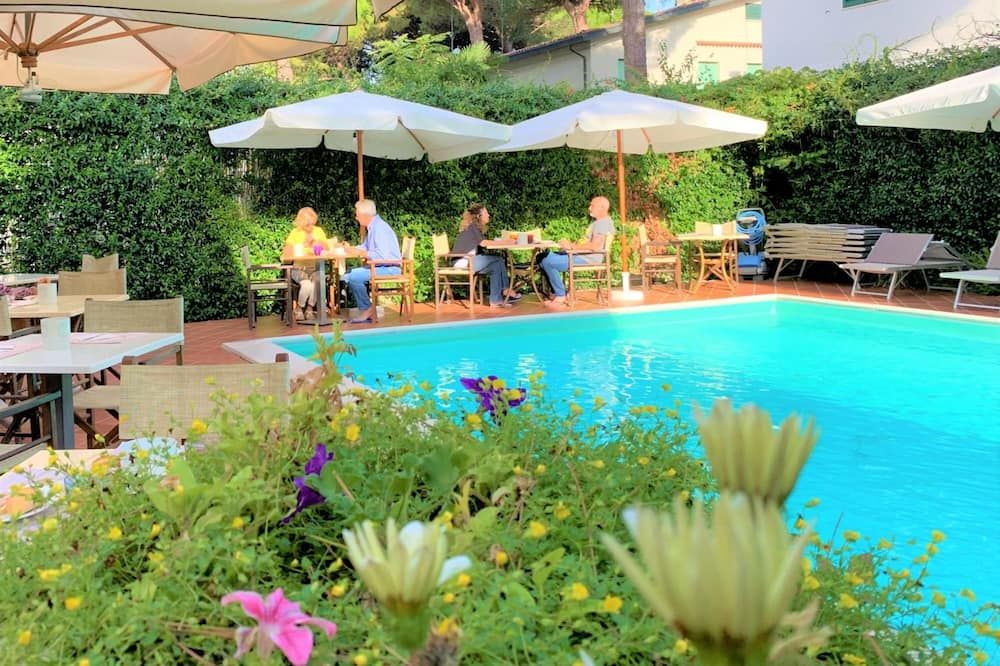 حوض السباحة