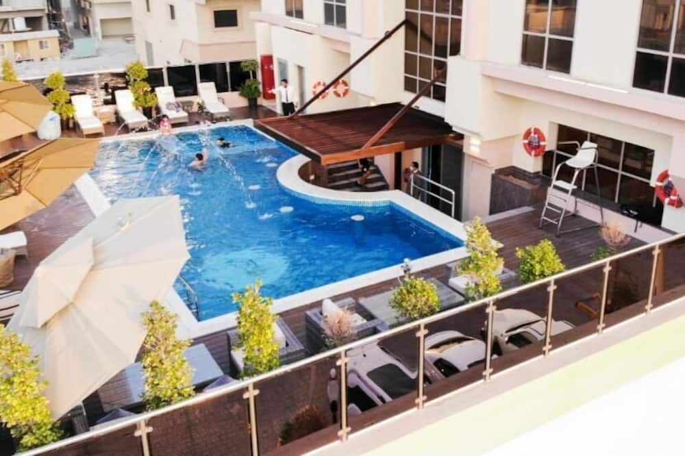 حوض السباحة