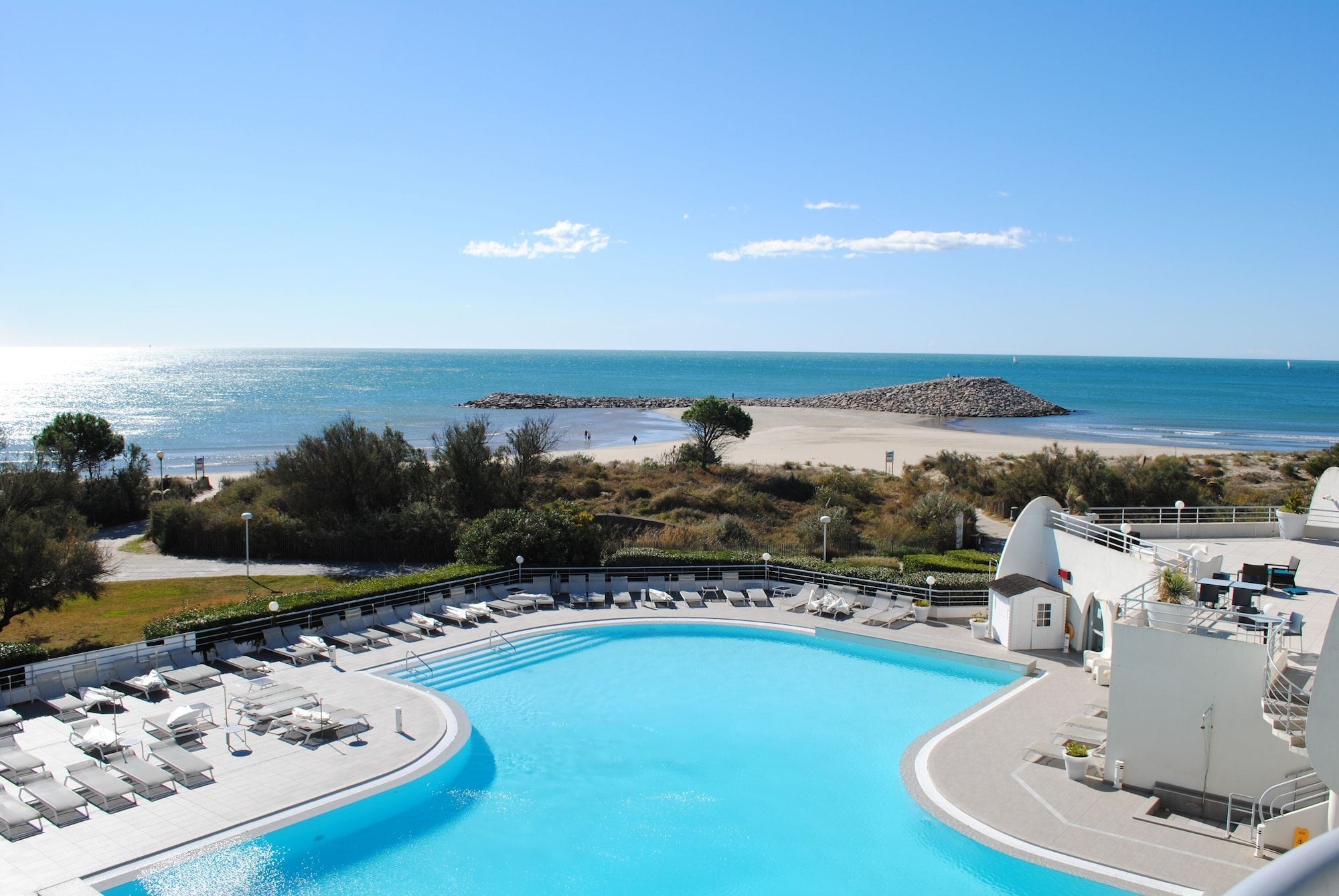 حوض السباحة