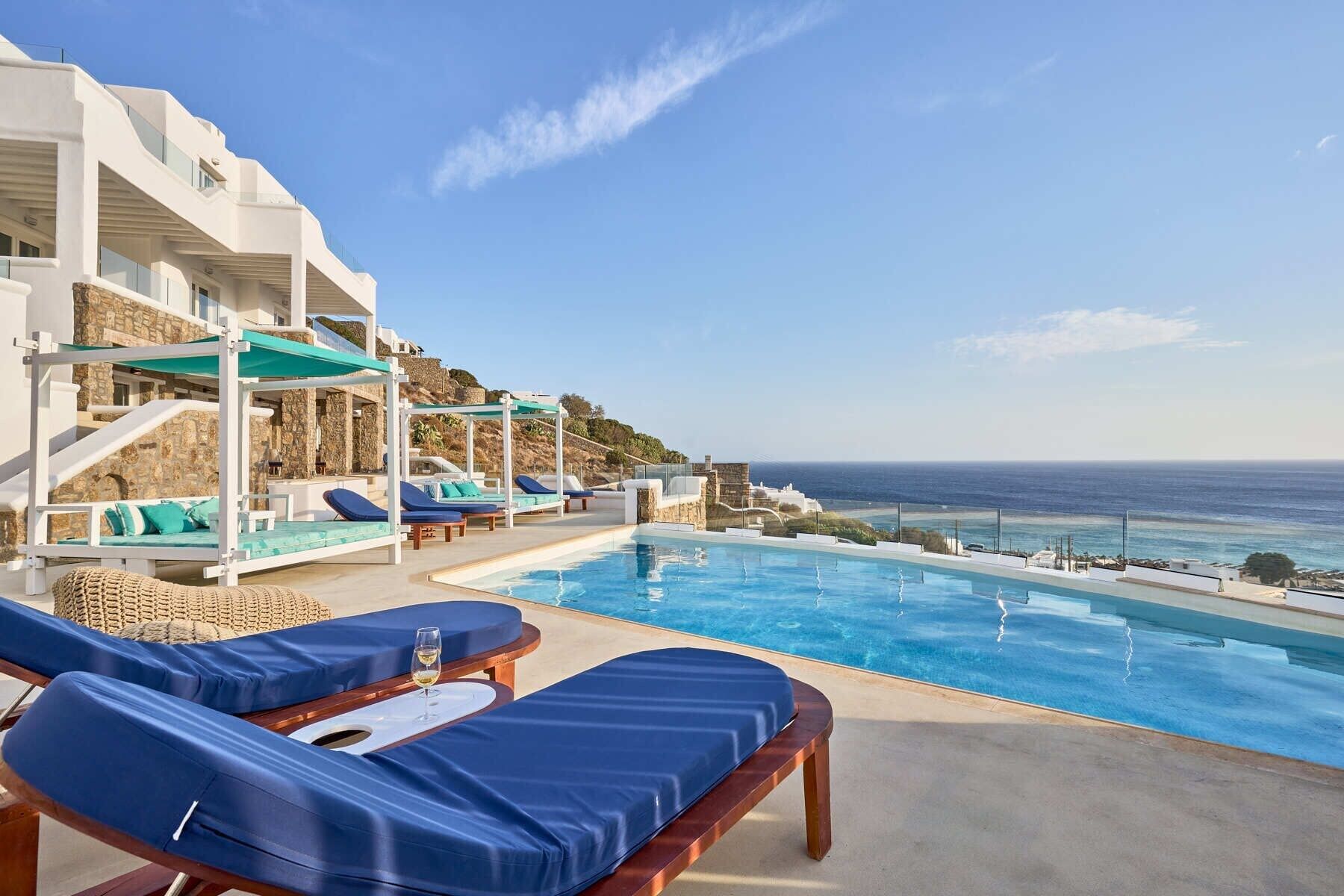 حوض السباحة