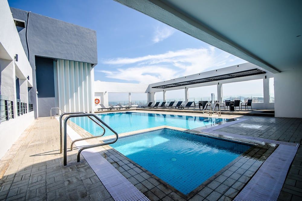 حوض السباحة