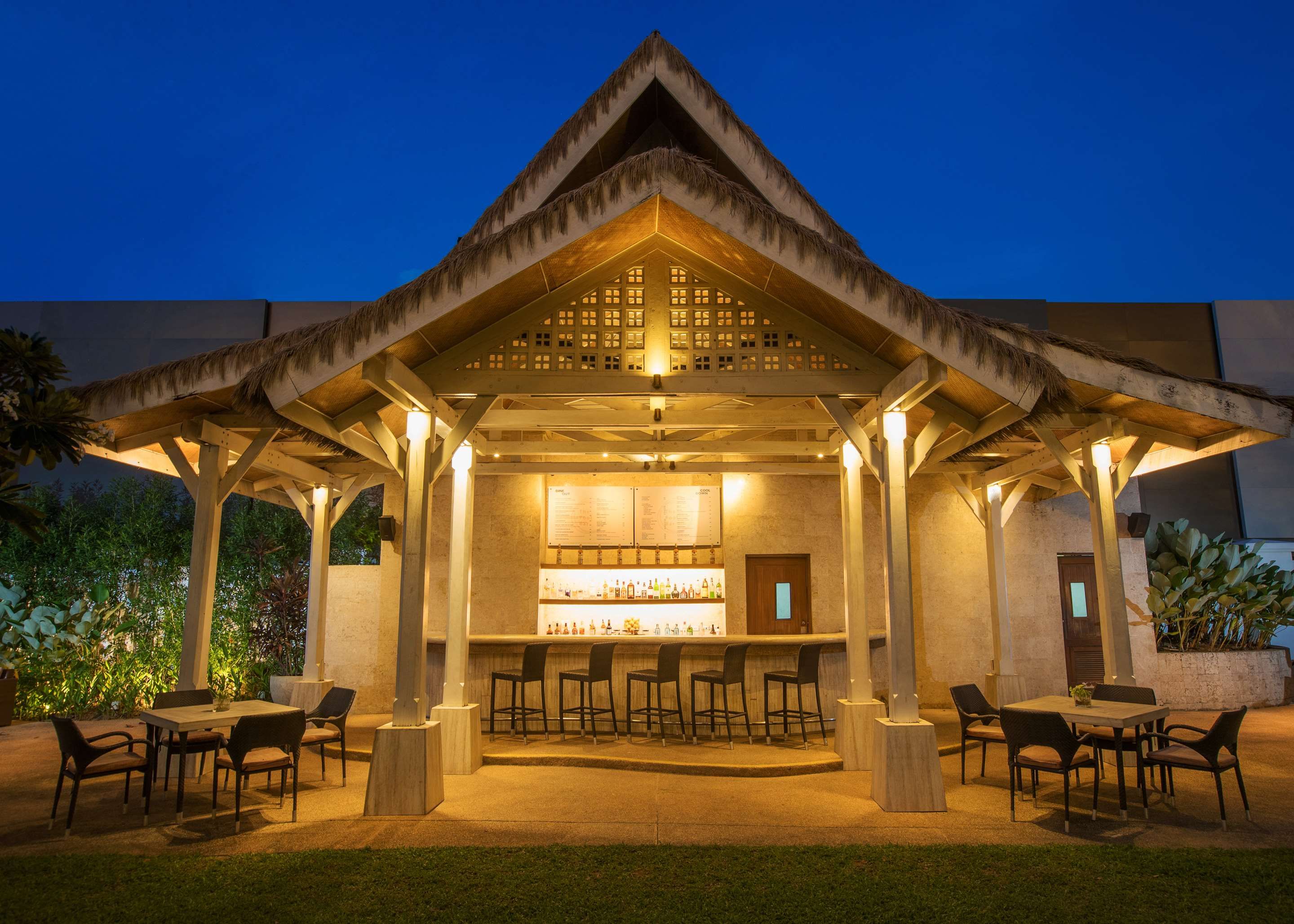 حوض السباحة