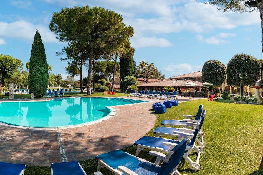 حوض السباحة