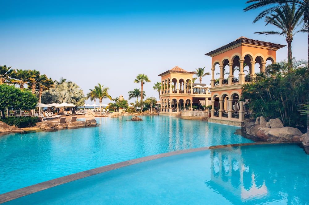 حوض السباحة