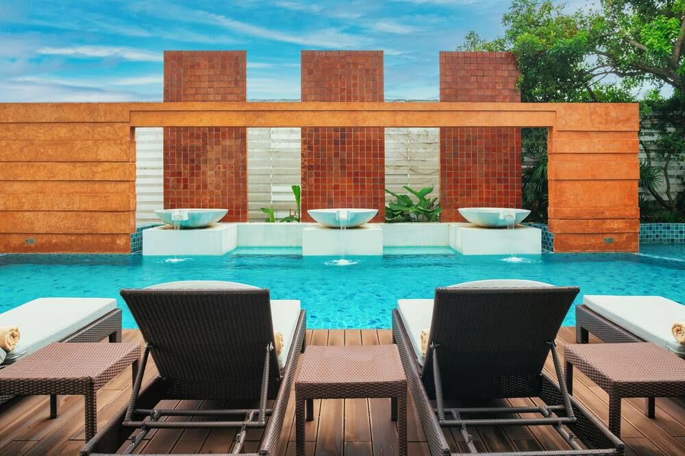 حوض السباحة