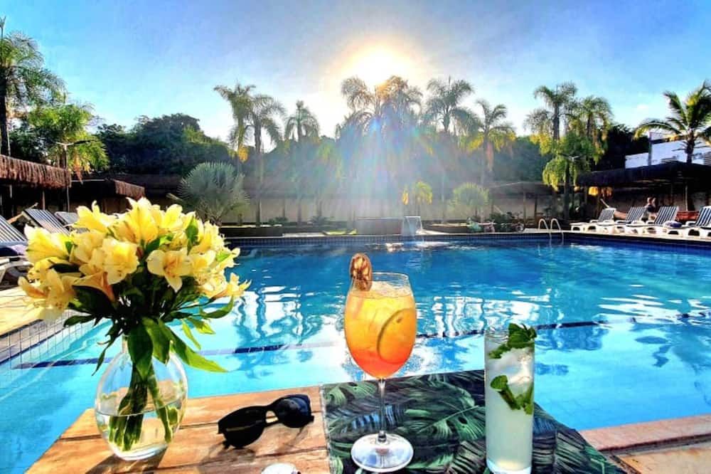 حوض السباحة