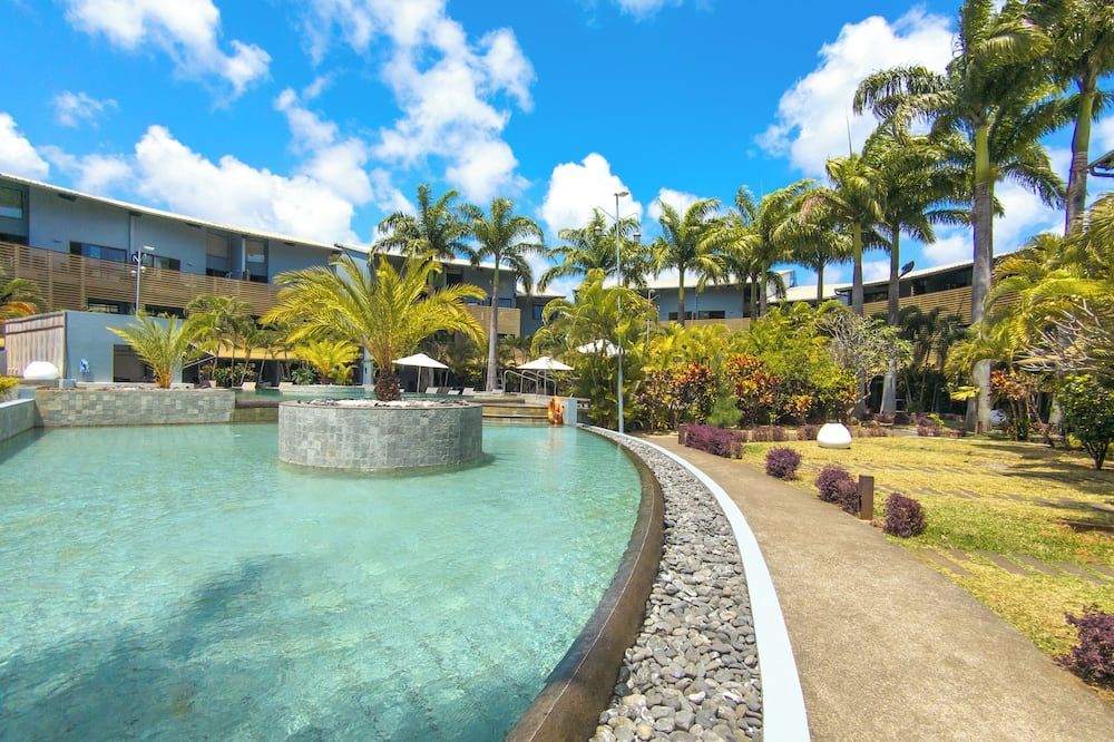 حوض السباحة