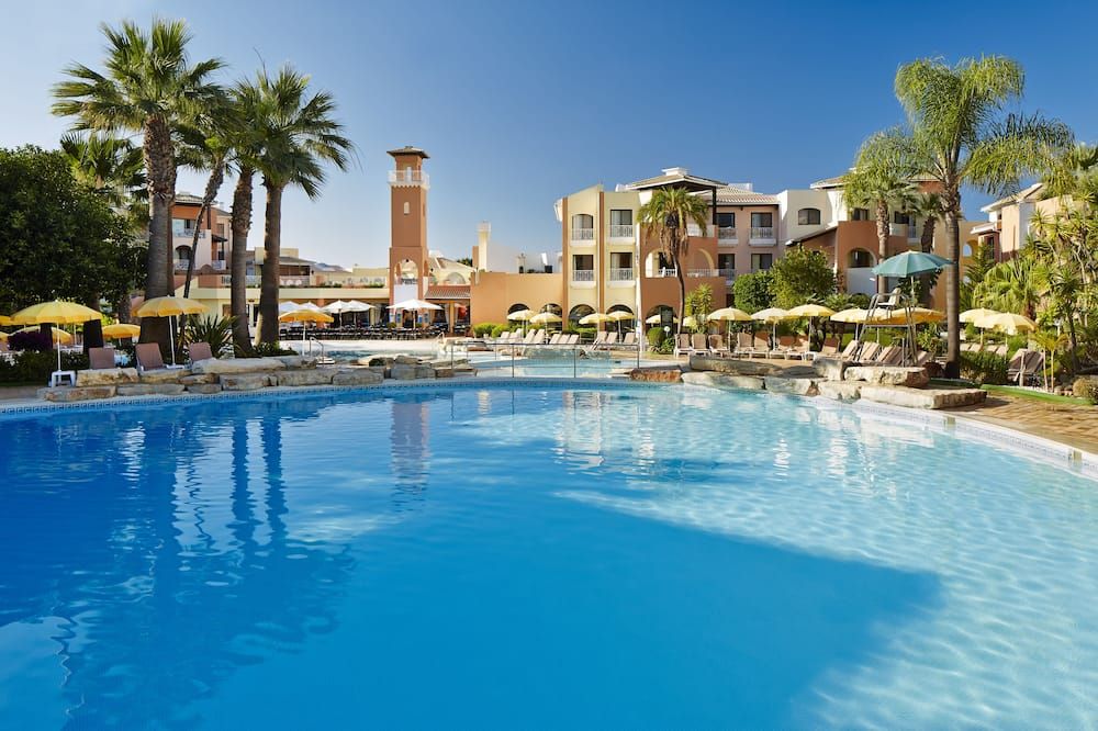 حوض السباحة