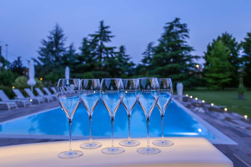 حوض السباحة