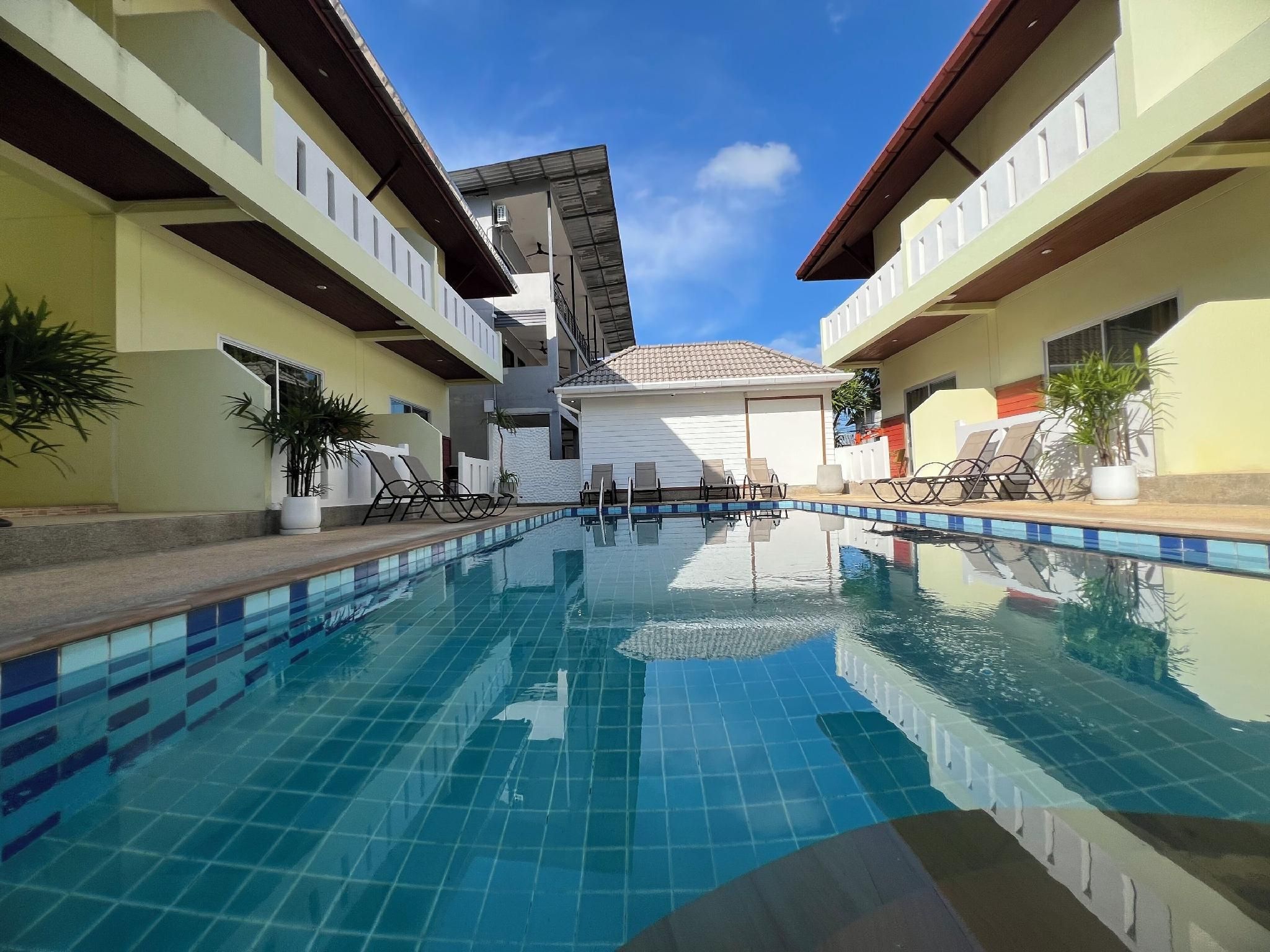 حوض السباحة