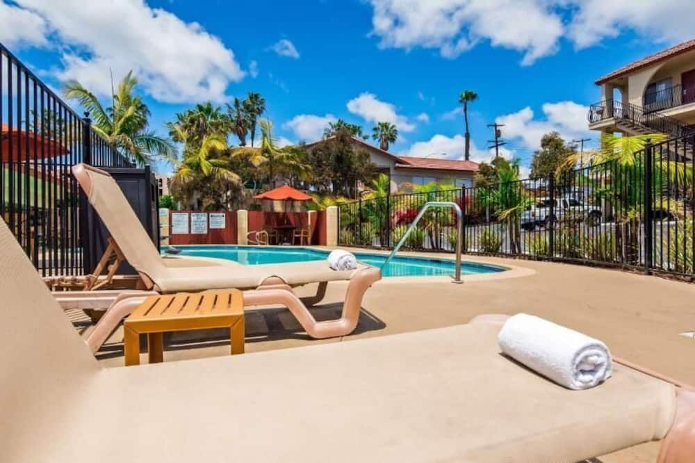 حوض السباحة صورة