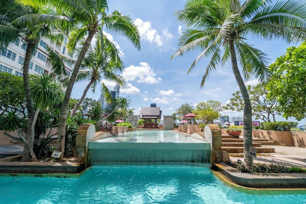 حوض السباحة