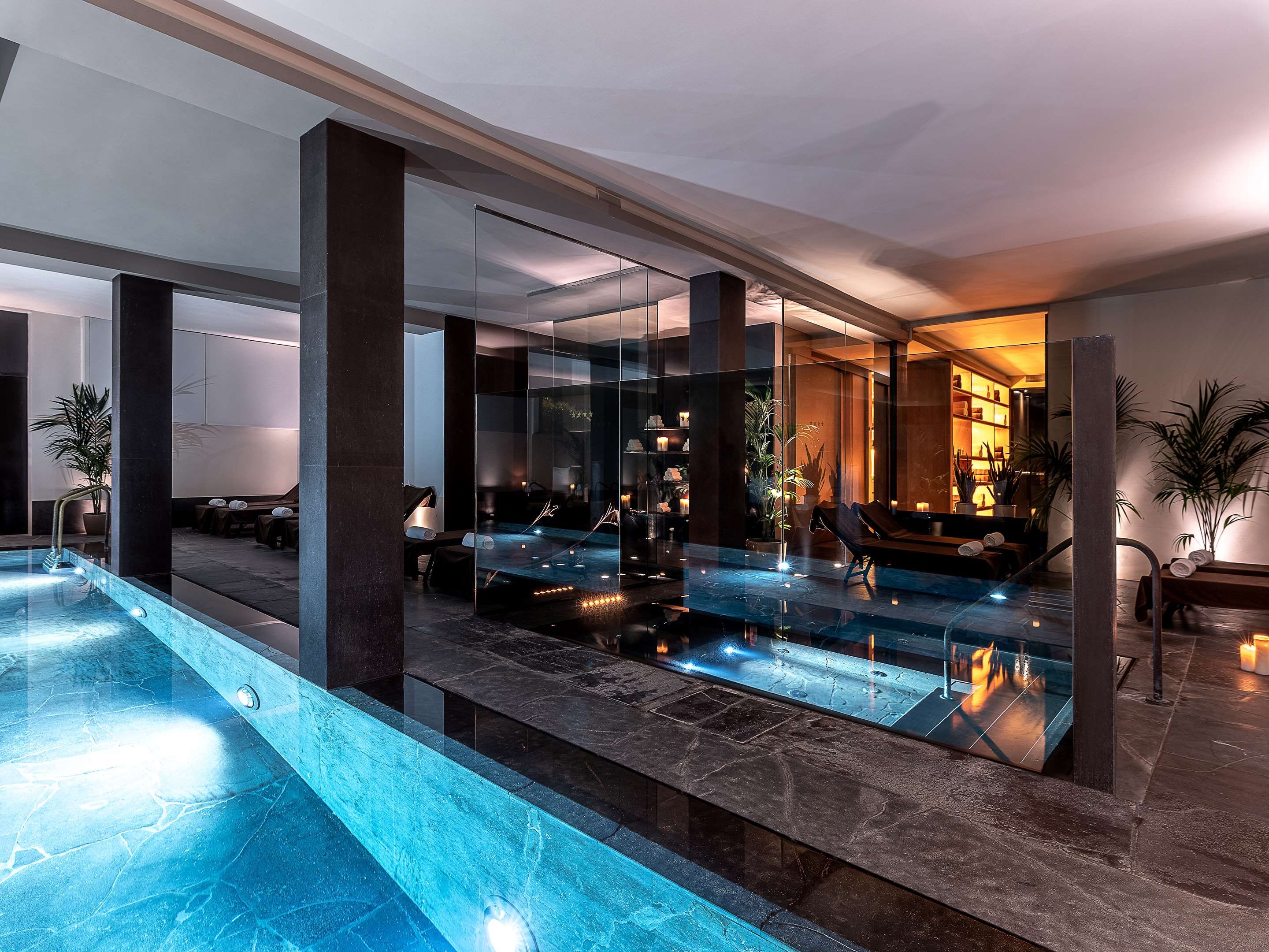 حوض السباحة