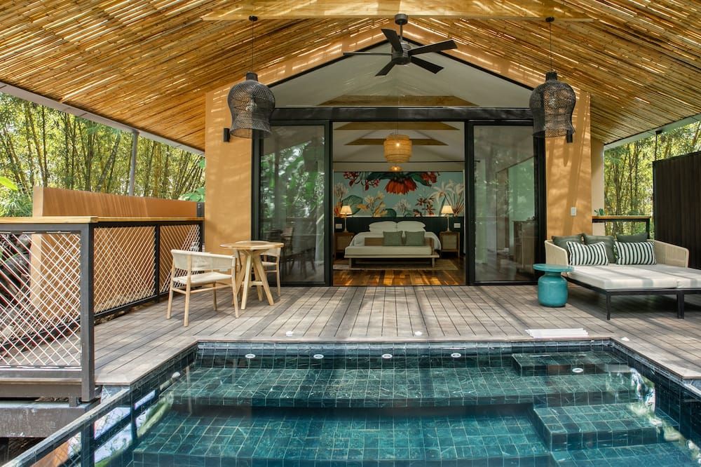 حوض السباحة