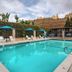 حوض السباحة