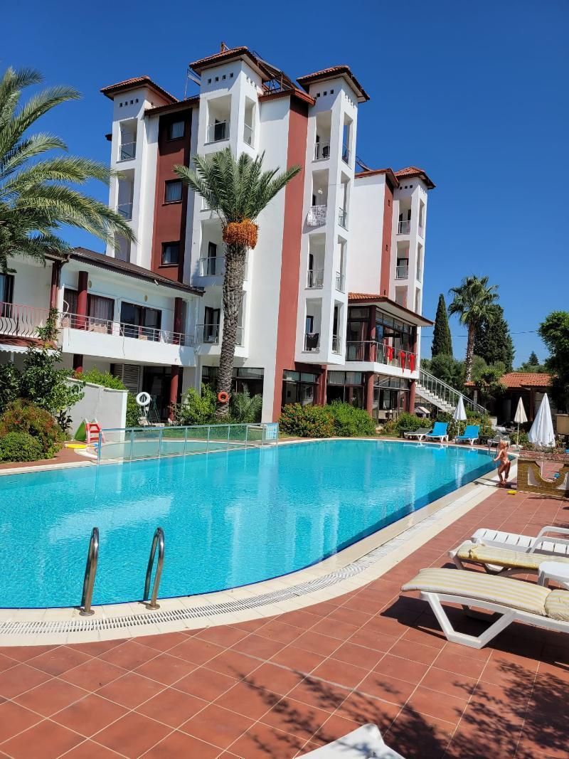 حوض السباحة