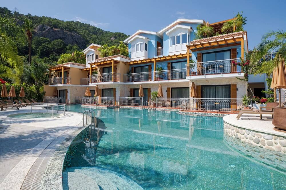 حوض السباحة