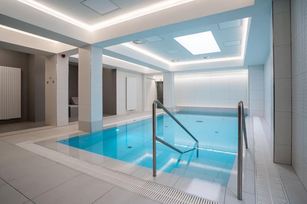 حوض السباحة