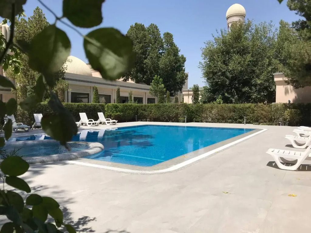 حوض السباحة
