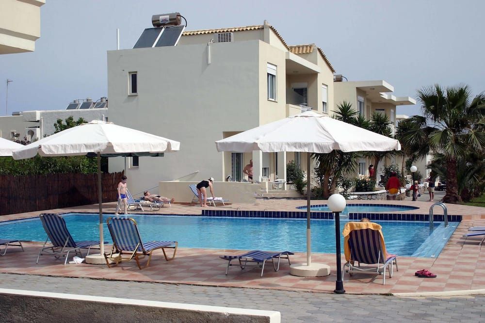 حوض السباحة