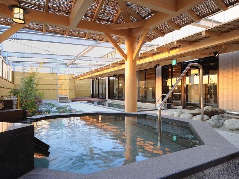 حوض السباحة