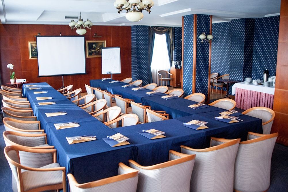 غرفة الاجتماعات