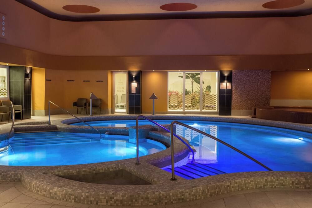 حوض السباحة