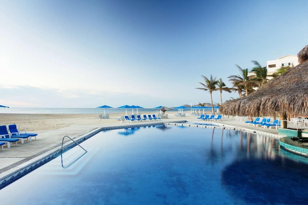 حوض السباحة