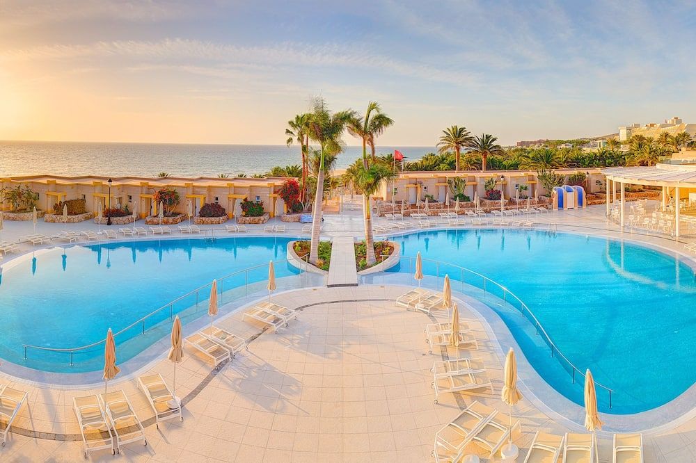 حوض السباحة