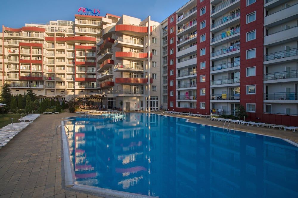 حوض السباحة