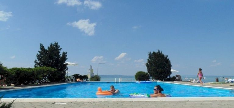 حوض السباحة