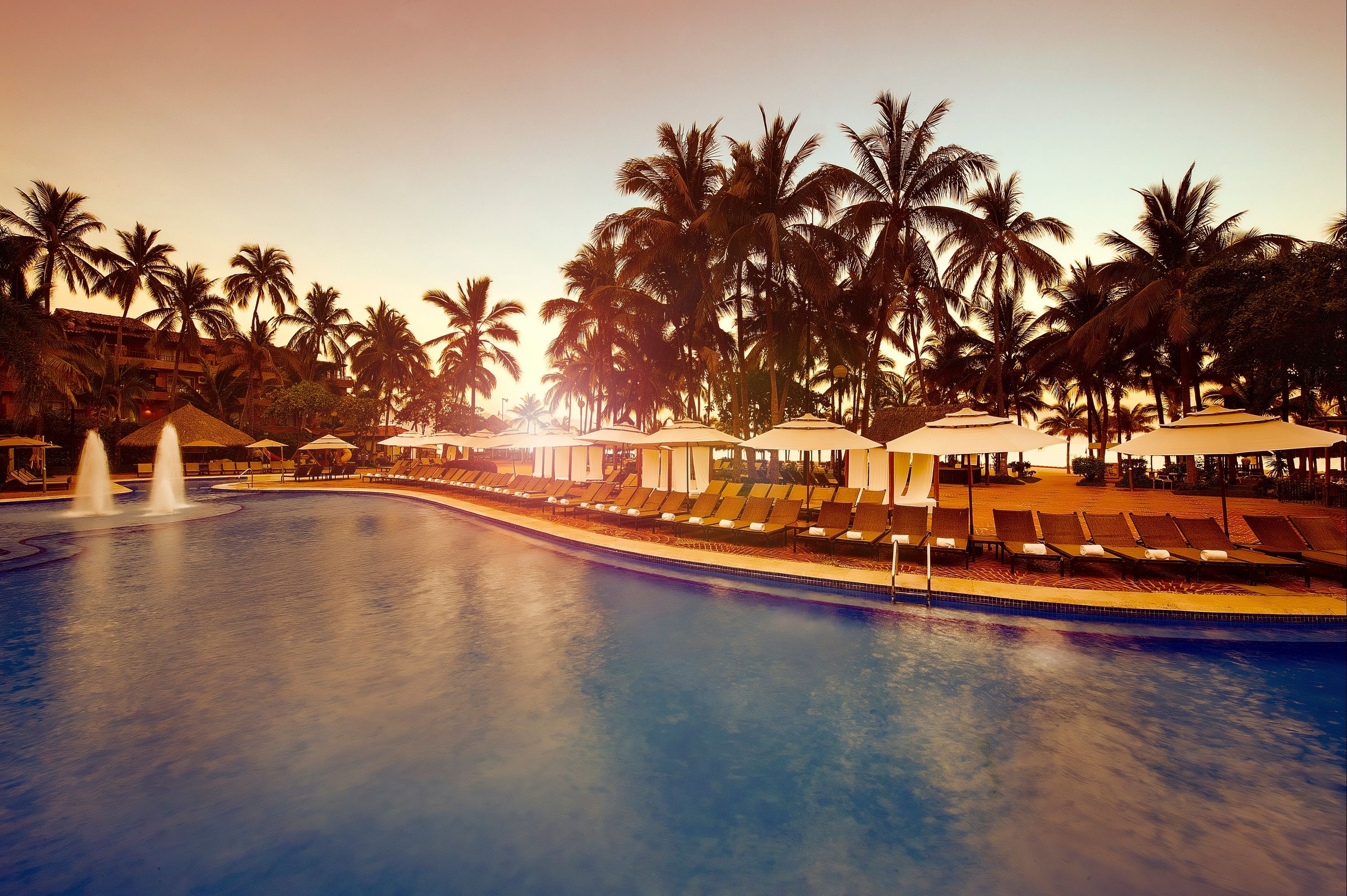 حوض السباحة