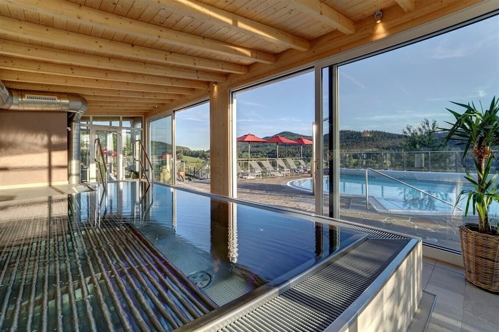 حوض السباحة