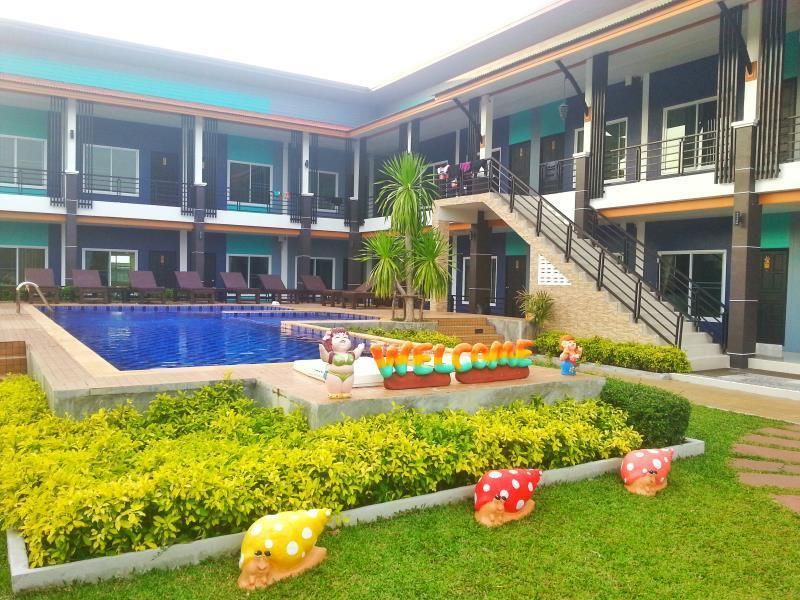 حوض السباحة