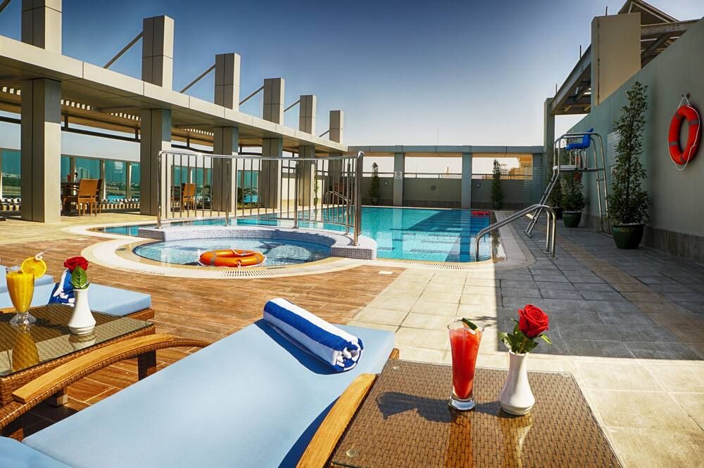 حوض السباحة