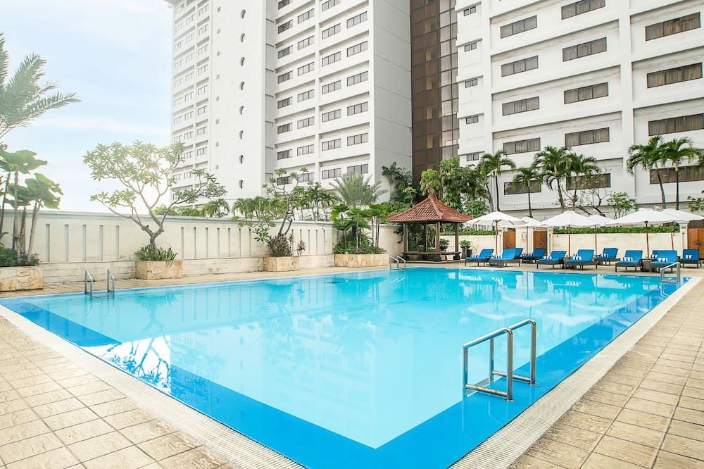 حوض السباحة