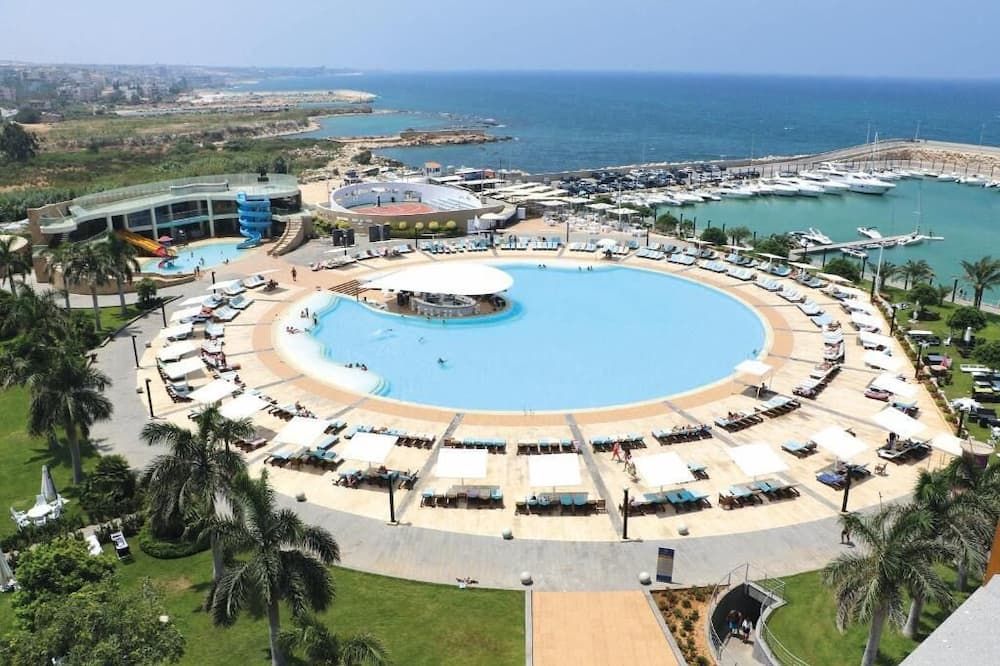 حوض السباحة