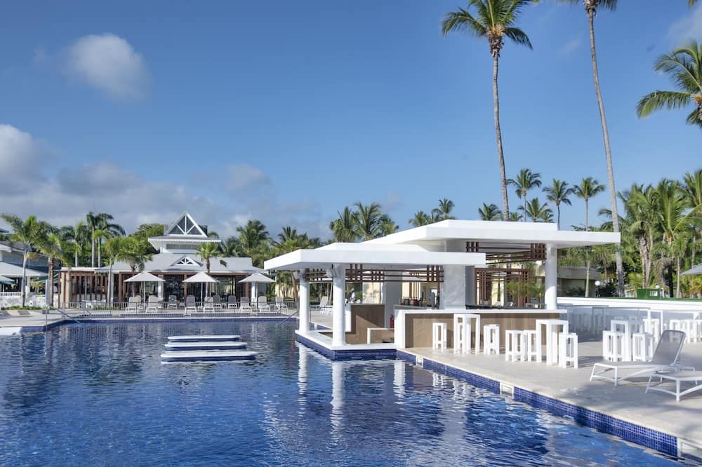 حوض السباحة