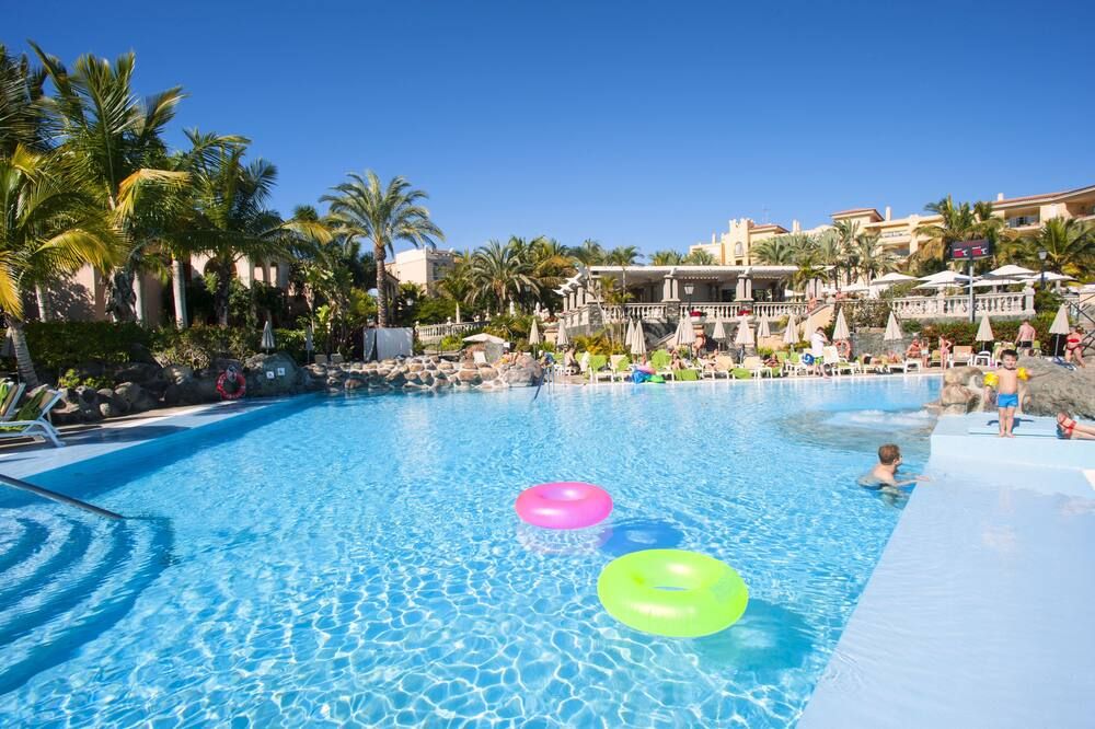 حوض السباحة